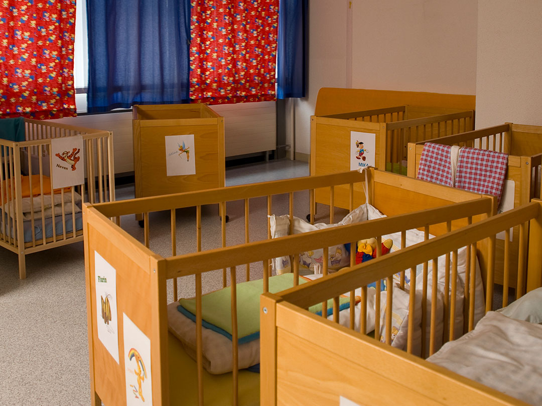 Babyschlafzimmer mit Babybettchen - Kinderkrippe Stärnschnuppe Kriens