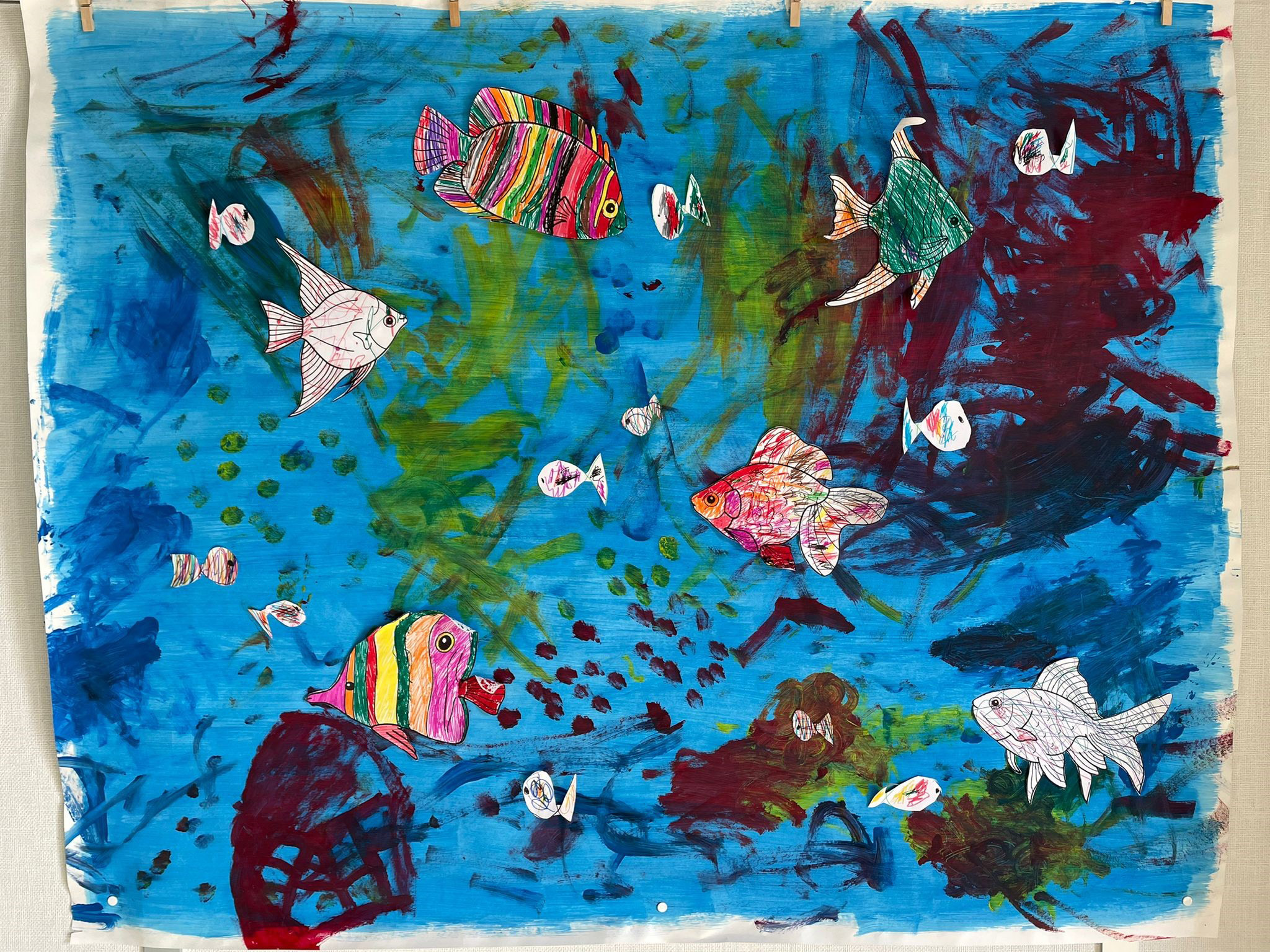 Bild einer Unterwasserwelt mit bunten Fischen gemalt in der Kinderkrippe Stärnschnuppe