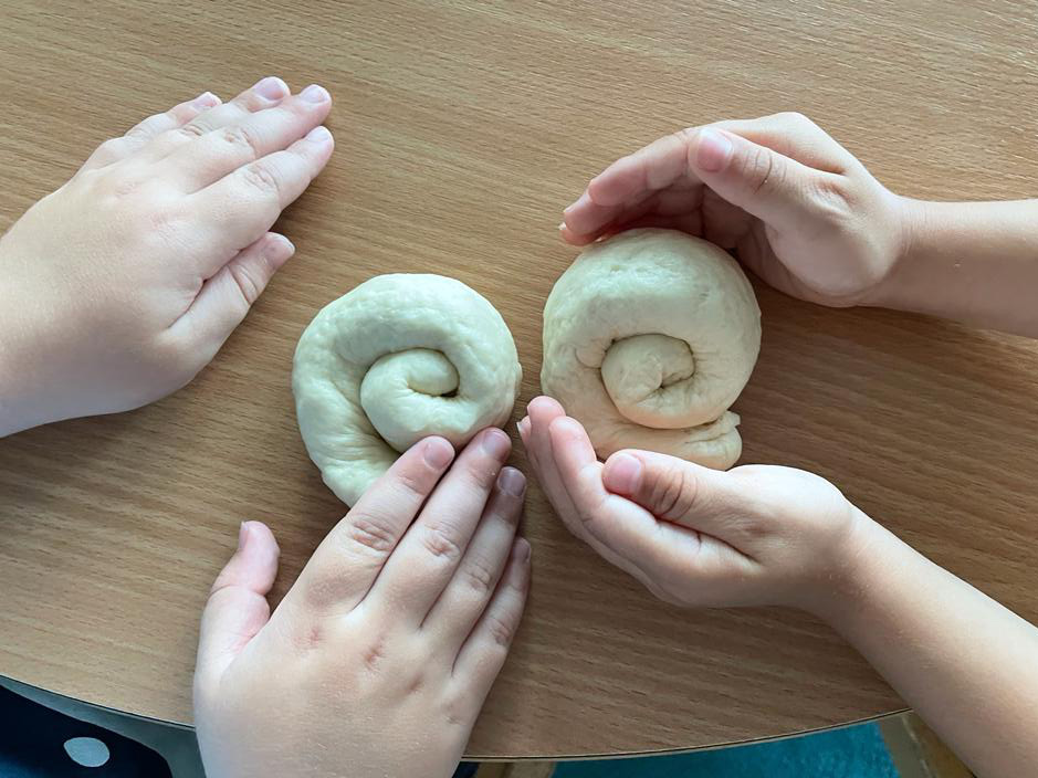 Kinder formen Brotschnecken in der Kinderkrippe Stärnschnuppe