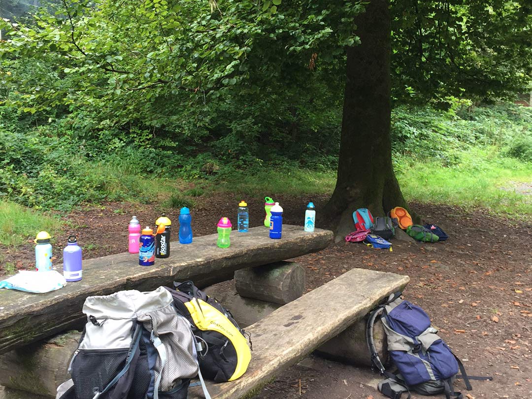 Holztisch mit Getränkeflaschen auf dem Picknickplatz der Waldgruppe der Kinderkrippe Stärnschnuppe